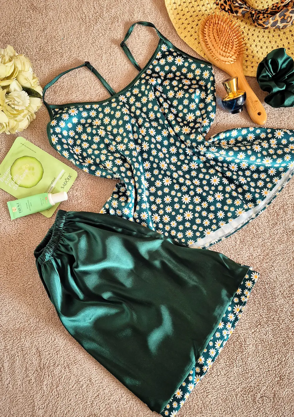 ست سه تیکه تاپ شلوارک ساتن طرح طرح بابونه کد 1112