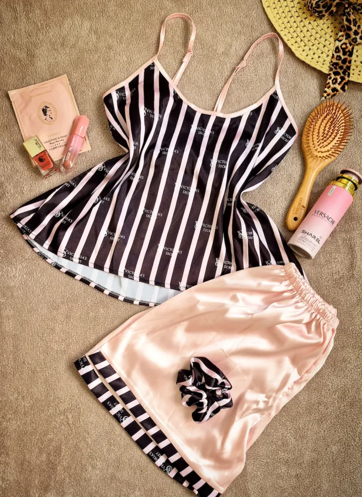 ست سه تیکه تاپ شلوارک ساتن طرح ویکتوریا سکرت کد 1114